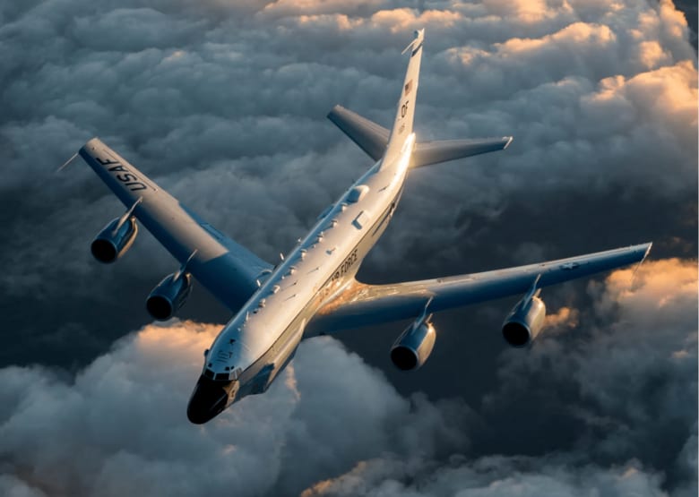 米空軍のRC-135「リベット・ジョイント」偵察機（2024年11月8日、日本沖）　U.S. Air Force/Senior Airman Cedrique Oldaker