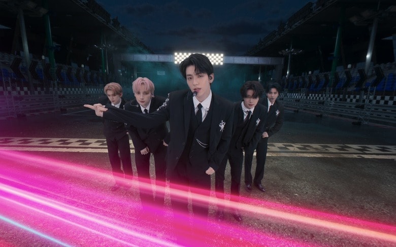 左から YEONJUN、HUENINGKAI、SOOBIN、BEOMGYU、TAEHYUN　(P)&(C) BIGHIT MUSIC