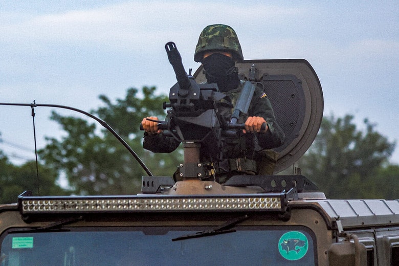 タイ東北部のブリーラム県で戦闘に従事する兵士（7月25日）　ATHIT PERAWONGMETHAｰREUTERS