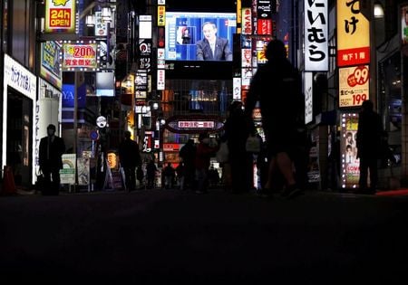 政府は、緊急事態宣言の対象地域を１１都府県に拡大させるが、１カ月程度の発令であれば経済損失は消費を中心に１兆円程度になりそうだ。写真は、都内の繁華街の大画面に映し出された緊急事態宣言の内容を説明する菅首相の会見の様子。2021年1月7日に撮影。（2021年　ロイター／Issei Kato）
