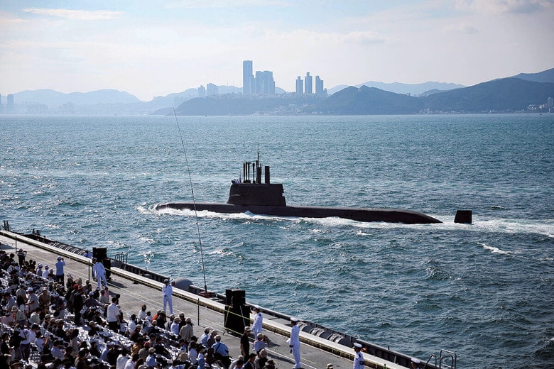 9月、釜山の韓国海軍創設80周年観艦式に参加の通常動力型潜水艦シン・チェホ号　KIM HONG-JIｰREUTERS