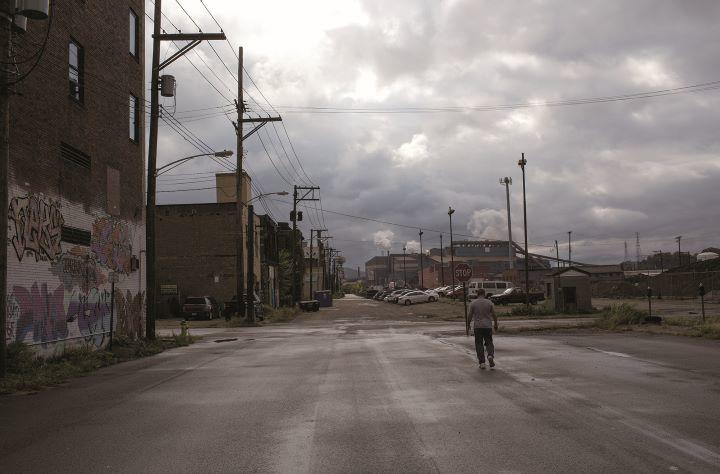 かつて製鉄で栄えた米ペンシルベニア州ブラドックの街並み　ANDREW LICHTENSTEIN-CORBIS/GETTY IMAGES