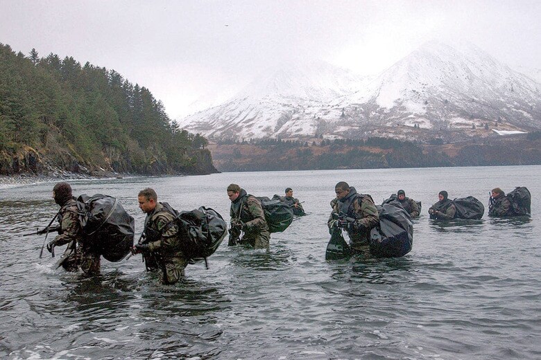 アラスカ州で寒冷地向けの訓練を受けるSEALs（米海軍特殊部隊）　ERIC S. LOGSDONｰU.S. NAVY/GETTY IMAGES