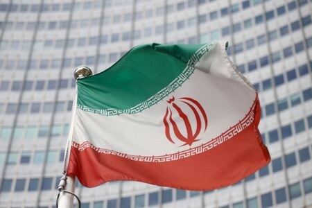 ３月１４日、イラン外務省の報道官は、イラン核合意の修復協議の妥結には米国の決断が必要だとの認識を示した。写真はイラン国旗。ウィ０ンで２０２１年３月撮影（２０２２年　ロイター/Lisi Niesner）