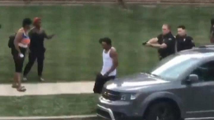 米ウィスコンシン州の都市ケノーシャで23日夕、警官が黒人男性ジェイコブ・ブレークさんに発砲した。WGN News / YouTube