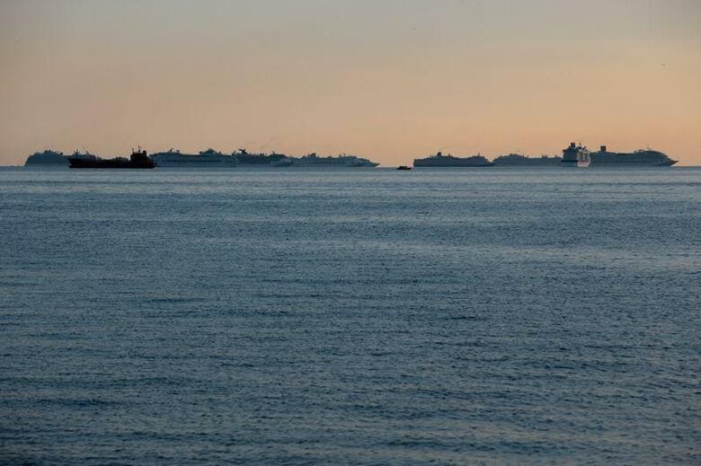 ここ数週間、フィリピンのマニラ湾は世界最大の「駐船場」になっている。クルーだけが乗り、フィリピン当局による新型コロナウイルスの検疫を受けている。写真は5月8日、マニラで撮影(2020年　ロイター/Eloisa Lopez)