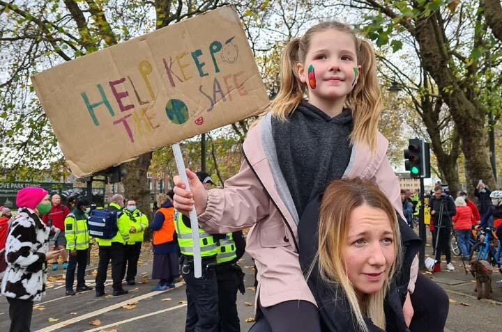 「授業より地球が大事」と多くが学校を休んでデモに参加した子供たち（筆者撮影）
