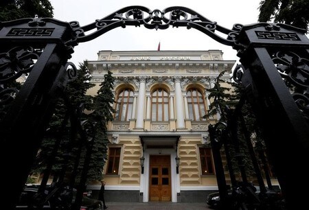 　９月１５日、ロシア中央銀行（写真）は、主要政策金利を９．００％から８．５０％に引き下げた。インフレ鈍化によって年内に追加利下げを実施する可能性にも言及した。利下げは市場の予想通りで、今年に入って４回目。写真は２０１６年５月撮影（２０１７年　ロイター／Sergei Karpukhin）
