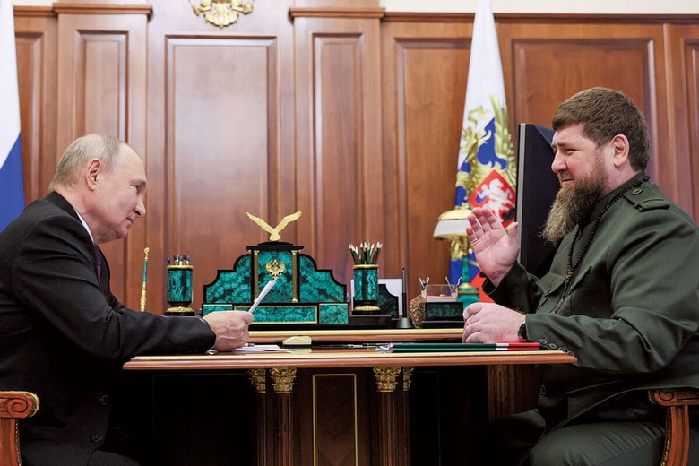 プーチンとの会合に登場したカディロフ（右）　MIKHAIL METZELｰSPUTNIKｰPOOLｰREUTERS