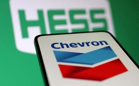 　米石油大手ヘスの株主は５月２８日、同業シェブロンによる５３０億ドルの買収案を承認した。昨年１０月撮影のイメージ写真（２０２４年　ロイター/Dado Ruvic/Illustration）