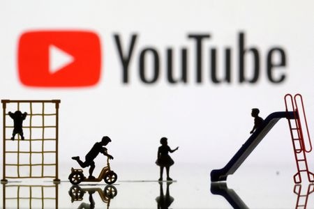 　オーストラリアのインターネット監視当局、ｅセーフティー委員会は６日公表した報告書で、交流サイト（ＳＮＳ）運営企業がプラットフォーム上の児童性的虐待コンテンツに依然として「見て見ぬふり」をしているとし、特にユーチューブは調査に応じていないと指摘した。写真はユーチューブのロゴ。２０２３年４月撮影（２０２５年　ロイター／Dado Ruvic）