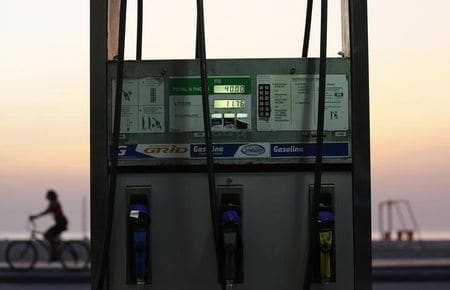 　５月４日、北海ブレント先物が一時、年初来高値を記録した。写真はリオデジャネイロのガソリンスタンドで１月撮影（２０１５年　ロイター／Ricardo Moraes）