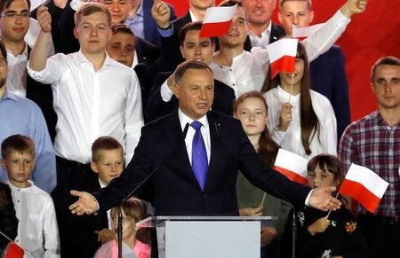　保守現職とリベラル派の一騎打ちとなった１２日のポーランド大統領選挙決選投票は、ドゥダ大統領の勝利が実質確定した。プウトゥスクで１２日撮影（２０２０年　ロイター／KACPER PEMPEL）