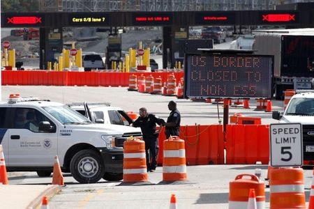米国土安全保障省（ＤＨＳ）は１９日、カナダとメキシコへの不要不急の渡航制限措置を１１月２１日まで延長すると発表した。新型コロナウイルスの感染拡大を引き続き抑制することが狙い。加オンタリオ州ランズダウンで９月撮影（２０２０年　ロイター/LARS HAGBERG）