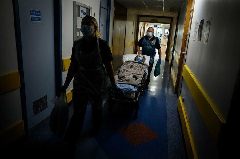 英国立統計局（ONS）は7日、黒人や南アジア系の男性が新型コロナウイルス感染症で死亡するリスクが白人と比較して約2倍高いとする報告書を発表した。ポーツマスで5日代表撮影（2020年　ロイター）