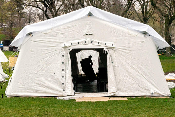 セントラルパークの芝生に臨時病院の白いテントが設営される様子は、驚きをもって受け止められた　David Delgado-REUTERS