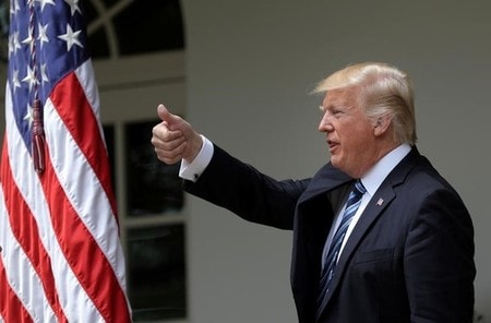 　５月４日、米下院はオバマケア改廃法案を可決した。写真は親指を立てるトランプ大統領。ホワイトハウスで同日撮影（２０１７年　ロイター／Carlos Barria）