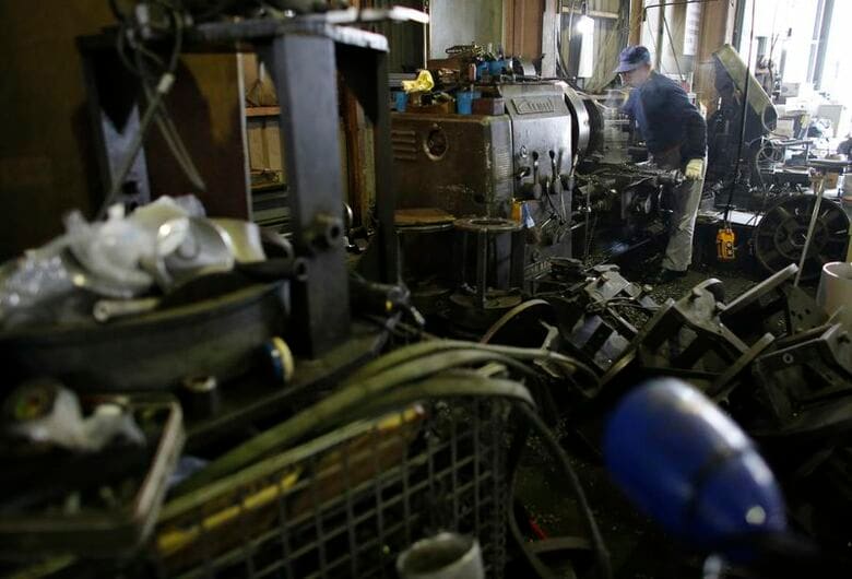 鉄製配管を製造する工場。2013年4月、川崎市で撮影。REUTERS/Toru Hanai
