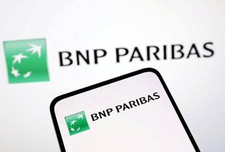 　１１月３０日、仏銀行大手ＢＮＰパリバは、アジアにおける株式事業で少なくとも十数人の人員採用を来年に計画しているほか、モーニングスターとのリサーチ・アウトソーシング契約を終了させる方針だ。写真はＢＮＰパリバのロゴ。３月撮影（２０２３年　ロイター/Dado Ruvic）