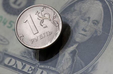 　４月４日、米財務省は、ロシア国債の直近の利払いについて、コルレス銀行であるＪＰモルガン・チェースの手続きをまだ承認していないという。写真は米ドル紙幣とルーブル硬貨。２０１８年１０月撮影（２０２２年　ロイター/Maxim Shemetov）