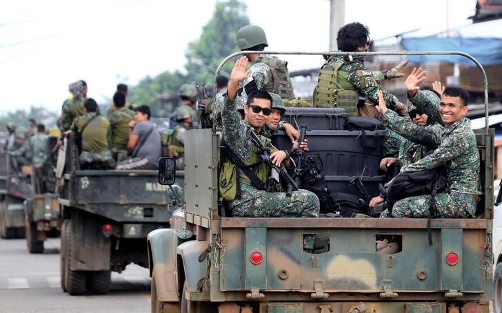 １０月２３日、フィリピン政府は、過激派組織「イスラム国」（ＩＳ）系武装勢力が５カ月にわたり占拠してきた南部マラウィでの戦闘が終了したと発表した。写真は５か月間の掃討作戦が終わり、帰路に就く兵士たち。マラウィで２１日、撮影（２０１７年　ロイター／Romeo Ranoco）