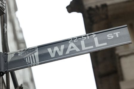 米国株式市場は続落。相場は午前の取引で上昇していたものの、引けにかけ下げに転じた。昨年２月、ニューヨークで撮影（２０２３年　ロイター/Caitlin Ochs/File Photo）