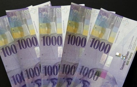 　９月２９日、終盤のニューヨーク外為市場では、ドイツ銀行の経営不安を背景に安全通貨を買う動きが強まり、ドルが対スイスフラン（写真）で１カ月強ぶりの安値をつけた。２月撮影（２０１６年　ロイター/Ruben Sprich/Illustration）