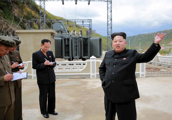 2015年9月に発電施設の建設現場を視察する金正恩　KCNA-REUTERS