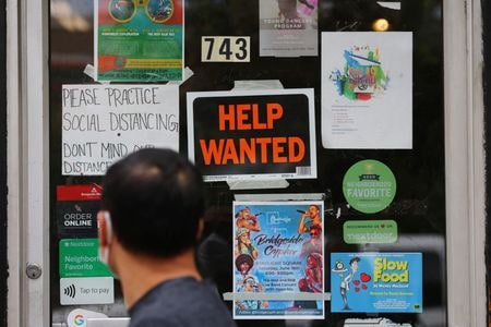 ９月の米雇用動態調査（ＪＯＬＴＳ）は、求人件数が４３万７０００件増の１０７０万件となった。７月８日、マサチューセッツ州ケンブリッジで撮影（２０２２年　ロイター/Brian Snyder）