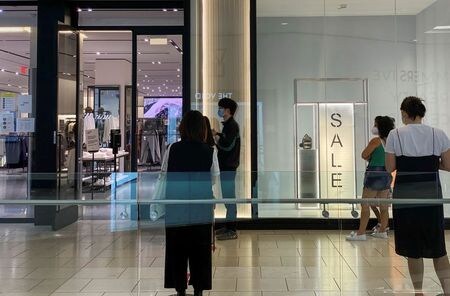 米商務省が１６日発表した６月の小売売上高は前月比７．５％増と、市場予想の５％増を上回った。カリフォルニア州アルカディアで６月撮影（２０２０年　ロイター/MARIO ANZUONI）