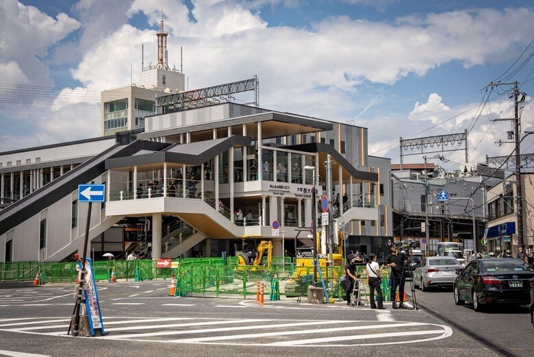 安倍元首相銃撃事件の現場となった大和西大寺駅前　JoshuaDaniel-Shutterstock