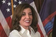 セクハラ辞任のクオモNY州知事の後任、ホークル新知事に一躍脚光が