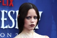 【写真】露出度MAX、大事な部分を「宝石」で隠しただけ...ジェナ・オルテガの過激衣装にネット騒然