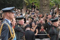 「また会いましょう」の言葉で人々を勇気づけたエリザベス女王との別れの涙