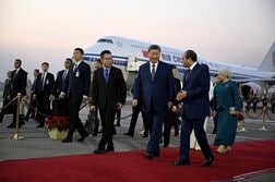 習主席が10年ぶりエジプト訪問、大統領が空港で出迎え