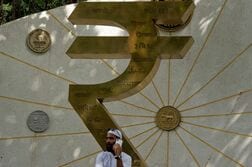 インド中銀、ルピー買い介入のもよう　原油高と米金利上昇の中