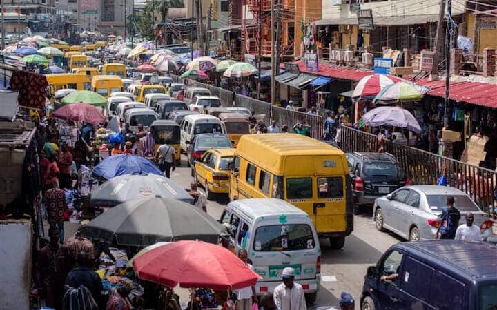 ナイジェリアの最大都市ラゴスでは渋滞が日常化している。急速な都市化とインフラ整備の遅れが交錯する光景だ