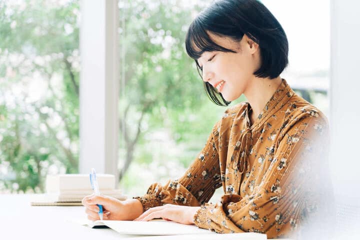 楽しく勉強する女性