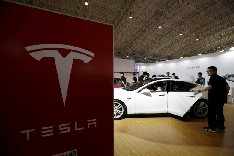 　電気自動車大手（ＥＶ）テスラ・モーターズのマスク最高経営責任者（ＣＥＯ）は２３日、「モデルＳ」および「モデルＸ」向けの電池容量１００ｋＷｈ（キロワット時）のバッテリー、「Ｐ１００Ｄ」を発表した。  　テスラは、大容量のＰ１００Ｄを搭載することで世界最高の加速力を持つ電気自動車が実現できるとしている。マスクＣＥＯは新充電地について「非常に大きな一里塚であり、世界中の人々が未来は電気（自動車）にあると納得すると信じている」と述べた。  　マスク氏はこれに先立ち、ツイッターで商品発表を行うと表明、テスラ株は一