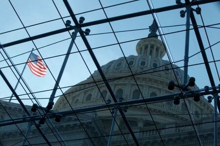５月２７日、米上院共和党は９２８０億ドル規模の新たなインフラ投資計画を提示した。バイデン大統領の掲げる大型インフラ投資計画「米雇用計画」への対案となるが、規模や財源を巡り双方の提案にはなお大きな開きがある。写真は２０１３年１０月、ワシントンの国会議事堂（２０２１年　ロイター／Jonathan Ernst）