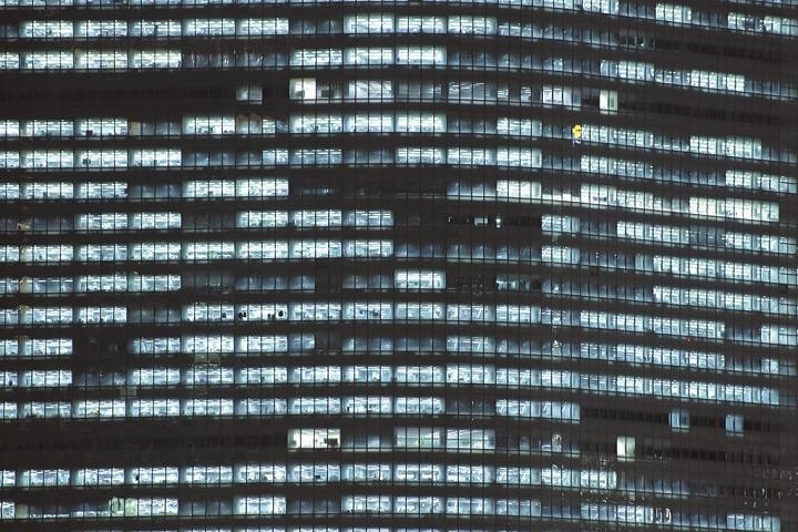 長時間の深夜残業など必ずしも合理的でない慣習の根本にあるものとは　WNMKM／ISTOCK