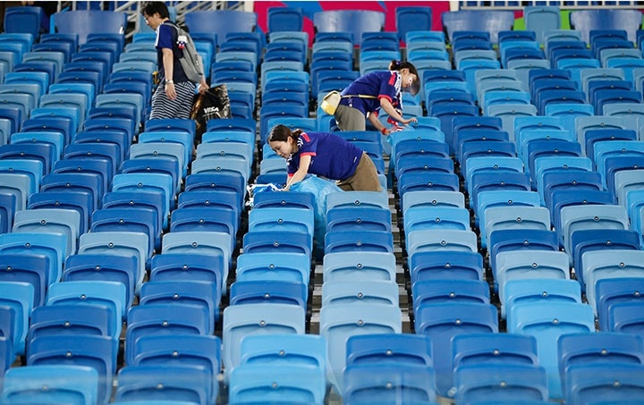 2014年のブラジル大会ではスタンドのゴミ拾いをする日本人サポーターの姿が世界の注目を浴びた　Toru Hanai-REUTERS