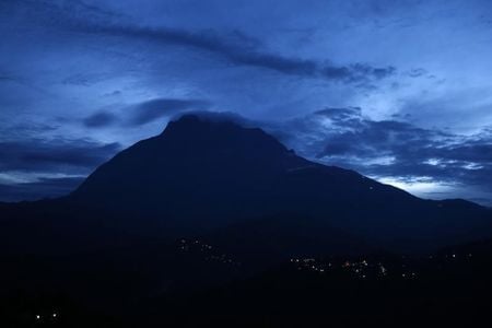 　６月７日、マレーシア当局は、５日の地震で地滑りなどが発生したボルネオ島のキナバル山（４０９５メートル）で行方不明になっていた登山客について、日本人１人を含む１６人の遺体をこれまでに収容したと発表した。写真は、キナバル山、２０１２年９月撮影（２０１５年　ロイター／Bazuki Muhammad）