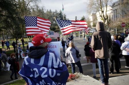 トランプ米大統領は１３日、支持者に対し新たなデモ行動を行わないよう呼び掛ける声明を発表した。ワシントン州オリンピアで１０日撮影（２０２１年　ロイター/LINDSEY WASSON）