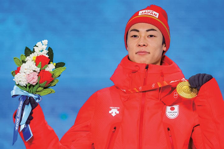 金メダルを獲得したスキージャンプの小林陵侑選手はメダル授与式で「君が代」を口ずさんでいた　KAI PFAFENBACH-REUTERS
