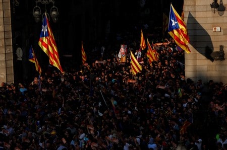 １０月２７日、スペイン・カタルーニャ自治州の州議会は独立に関する動議を賛成多数で可決し、スペインからの独立を宣言した。写真は２７日、バルセロナで撮影（２０１７年　ロイター／Juan Medina）