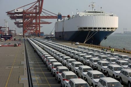 中国汽車工業協会（ＣＡＡＭ）のデータによると、２月の中国の自動車販売台数は前年比３６５％増の１４６万台だった。写真は自動車運搬船が停泊する中国・深センのダーチャンベイ・ターミナル。２０１９年４月１０日に撮影。（２０２１年　ロイター／ストリンガー）