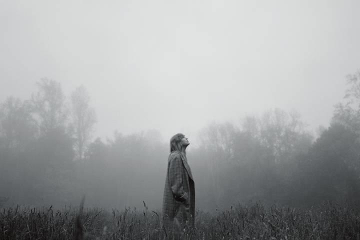 ミニマルなピアノやかすかな弦楽器の音色が彩る『フォークロア』は、メインストリームのポップスと一線を画す仕上がりに　PHOTOGRAPH BY BETH GARRABRANT