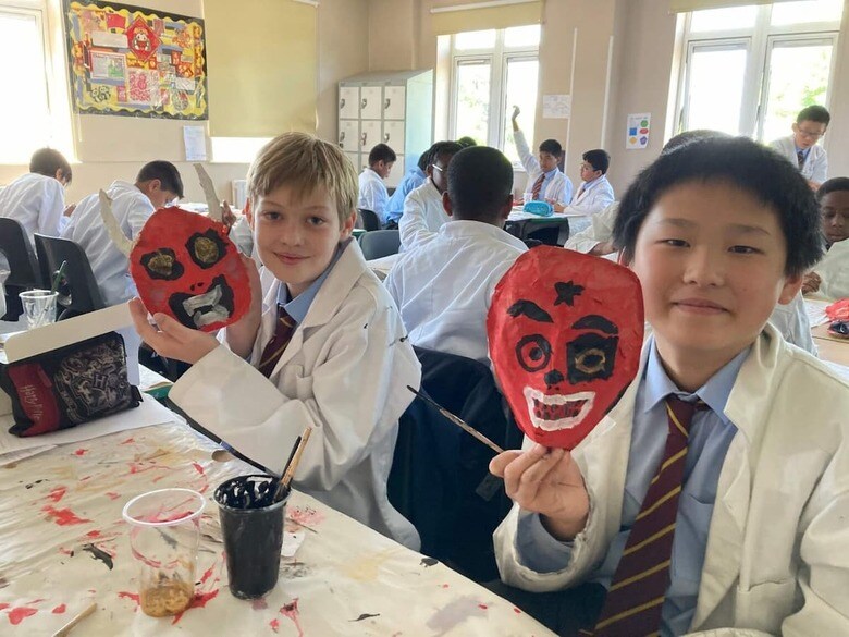 <a href=\"https://www.jpf.org.uk/\" target=\"_blank\"><u>国際交流基金ロンドン日本文化センター</u></a>の協力のもと、ダートフォード・グラマースクールで行われた「Creativity Week Japanese Culture Days」というイベントの一環で、生徒たちが能の面作りを体験している様子。Photo：&copy;Dartford Grammar School