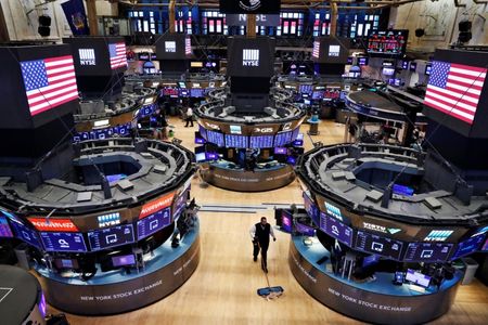　３月２４日、米インターコンチネンタル取引所傘下ニューヨーク証券取引所（ＮＹＳＥ）は、新たにフロアトレーダーの新型コロナウイルス感染が確認されたことを受け、過去１４日間に同フロアで勤務した全員に対し２週間の自主隔離を推奨した。写真は２０日撮影（２０２０年　ロイター/Lucas Jackson）